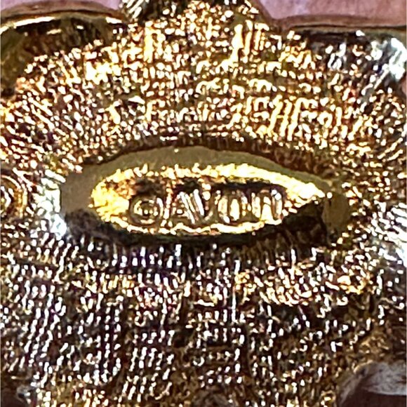 Avon Vintage Gold-Tone Wreath Brooch With Faux Pearls & Red Rhinestones - Picture 2 of 10